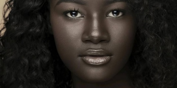 Khoudia Diop por su color de piel a triunfar en la moda