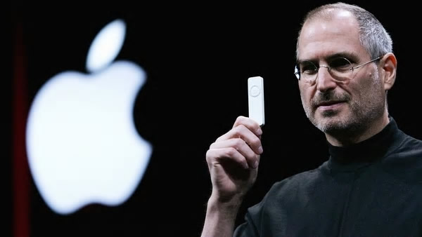 Steve Jobs con el iPod, en la exposicion del 11 de enero de 2005