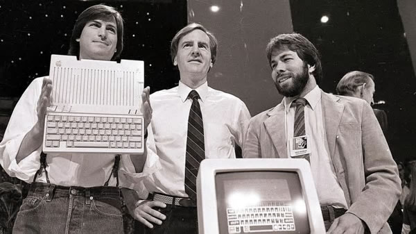 Steve Jobs, John Sculley y Steve Wozniack, en la presentación de la computadora Apple II 